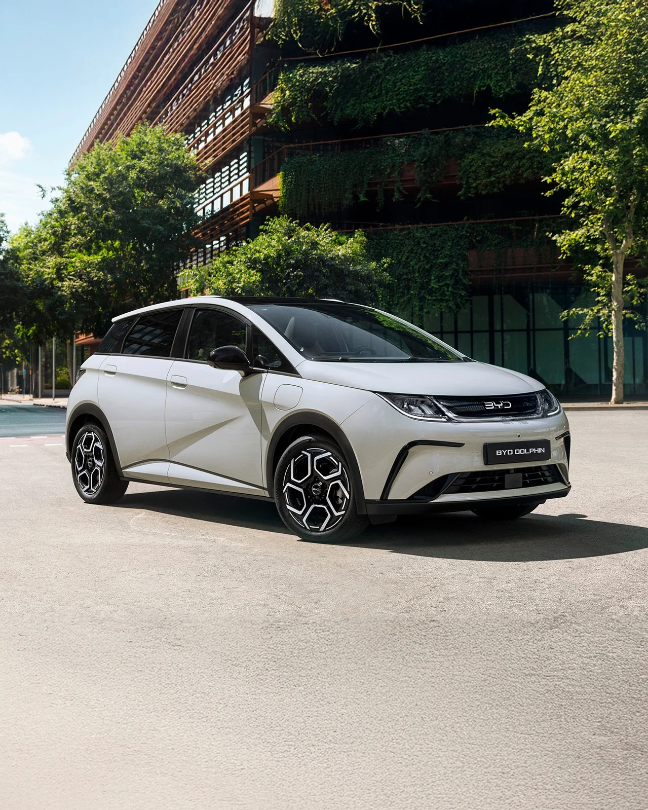 BYD Dolphin Comfort blanco, vista frontal de tres cuartos