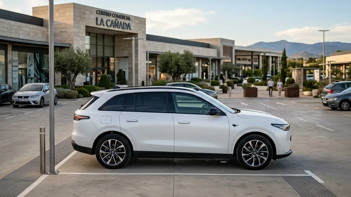 Leapmotor C10 SUV eléctrico blanco en aparcamiento moderno
