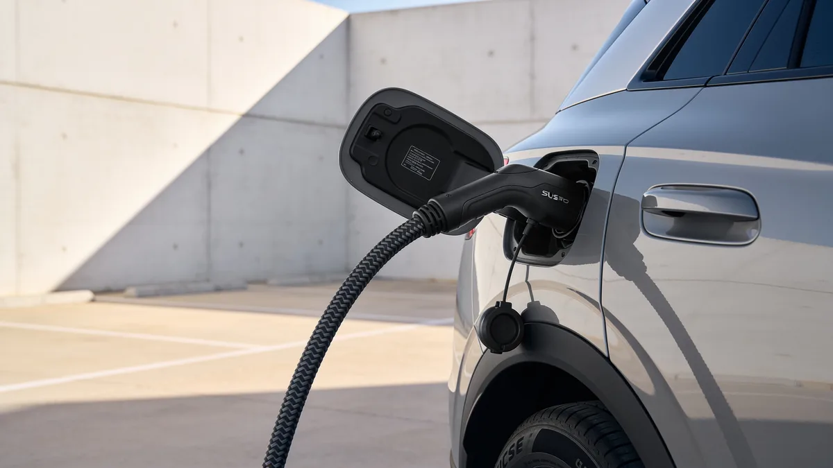 Ebro s700 PHEV cargando la batería con toma de recarga eléctrica