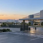 Fábrica valenciana de coches eléctricos al amanecer
