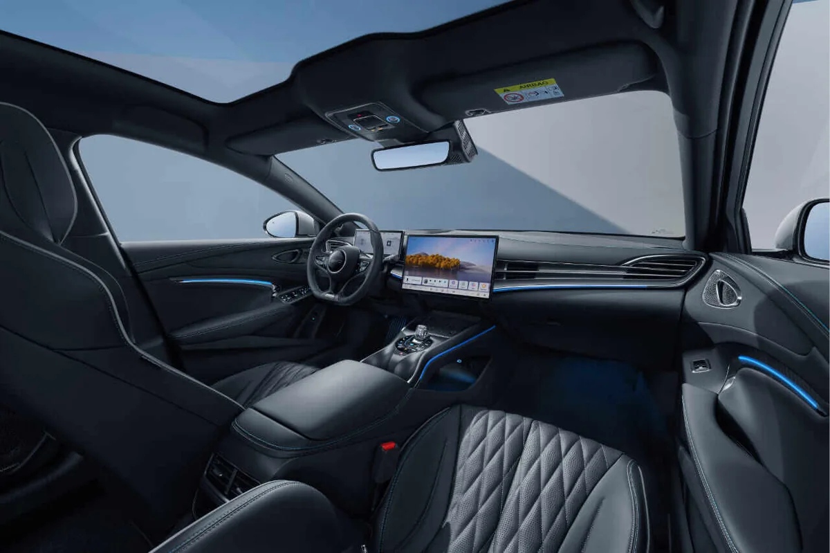 Interior oficial del BYD SEAL 2026 con pantalla central y asientos delanteros