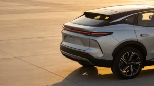 Geely E5, el SUV eléctrico de Geely España, en un entorno urbano