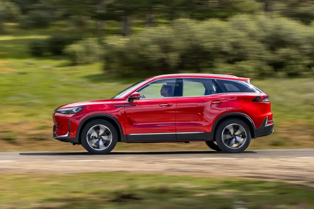 BAIC X75 rojo en carretera, foto oficial del fabricante