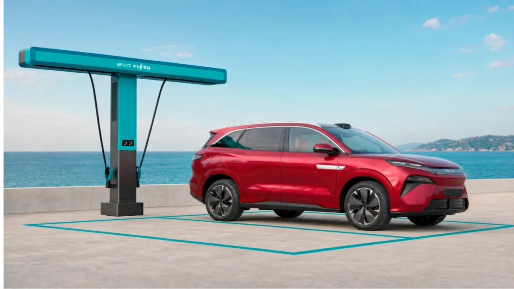 BYD ATTO 8 junto a una estación Flash Charging oficial