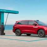 BYD ATTO 8 junto a una estación Flash Charging oficial