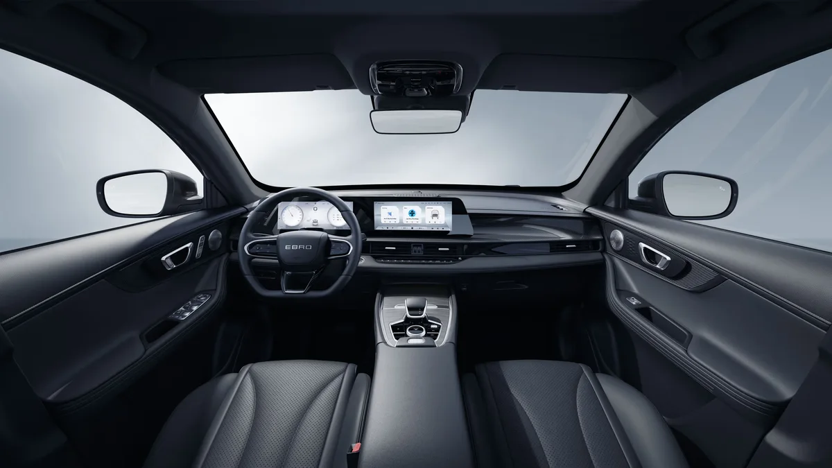 Interior del EBRO s700 PHEV MY 2027 con consola revisada