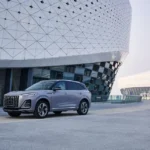 Hongqi HS3 gris visto de frente y de perfil