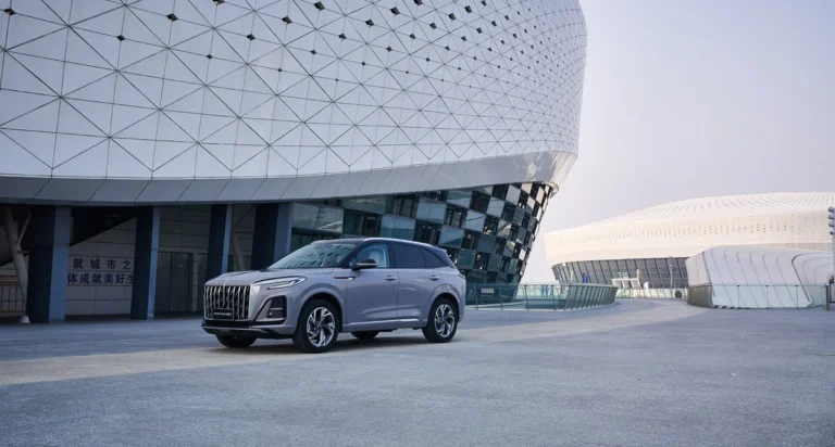 Hongqi HS3 gris visto de frente y de perfil