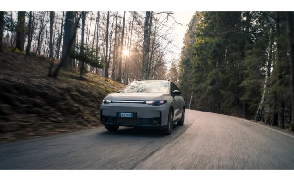 Leapmotor C10 MY27 europeo en una carretera
