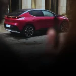 Lynk & Co 02 More en Techno Magenta, vista lateral trasera