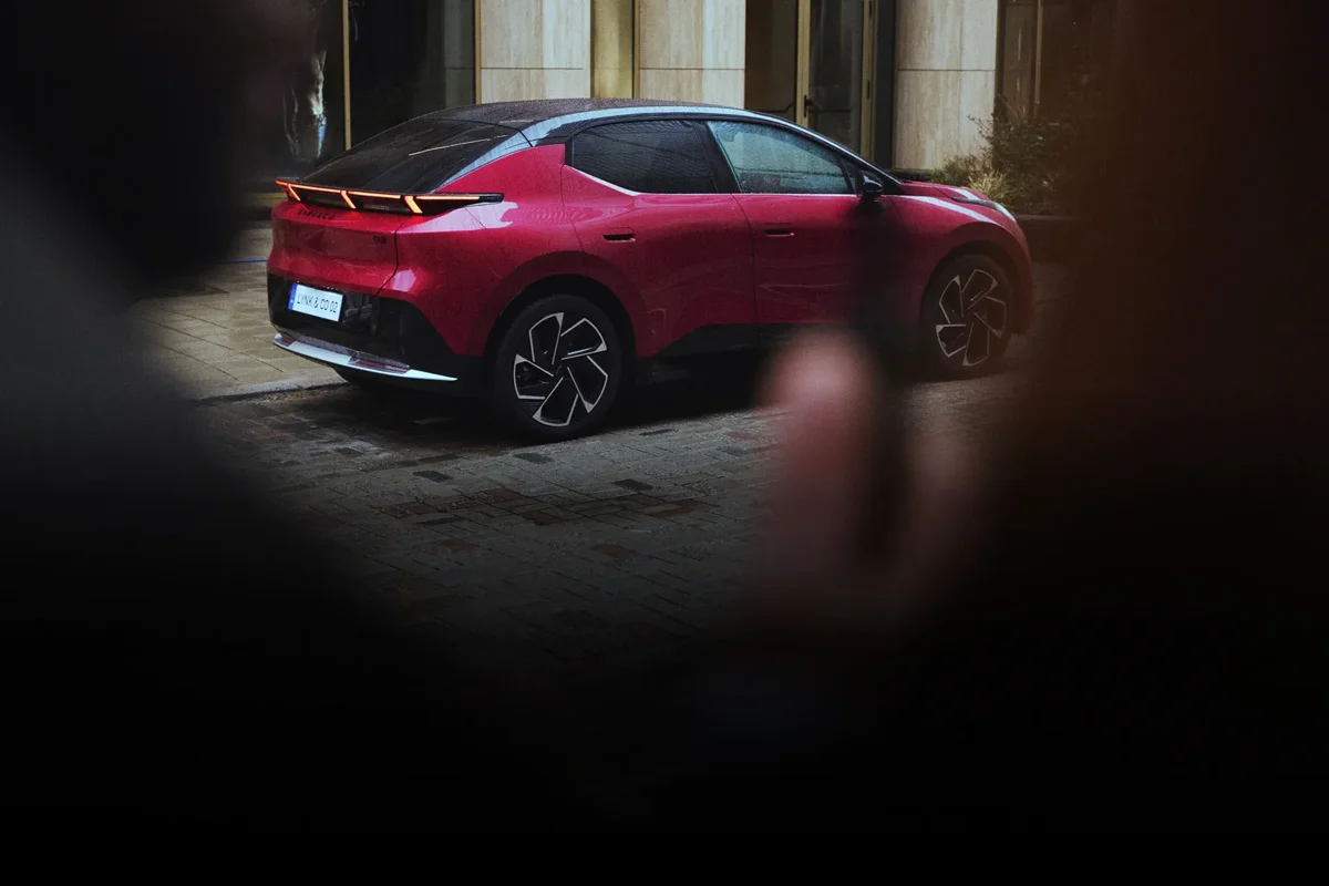 Lynk & Co 02 More en Techno Magenta, vista lateral trasera
