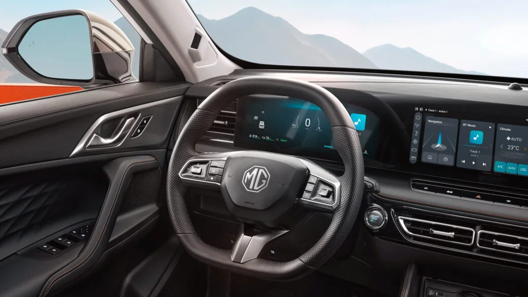 Volante y salpicadero del MG HS Hybrid+ con conducción a la izquierda